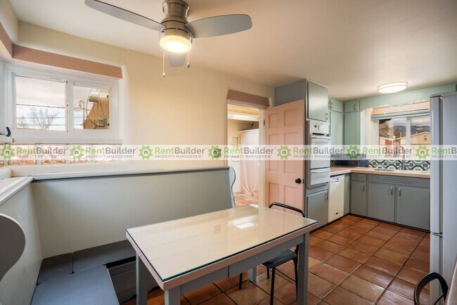 Building Photo - 1301 Alvarado Dr NE