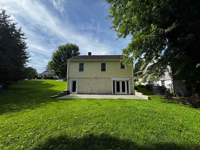 Building Photo - 2305 Cherokee Ln