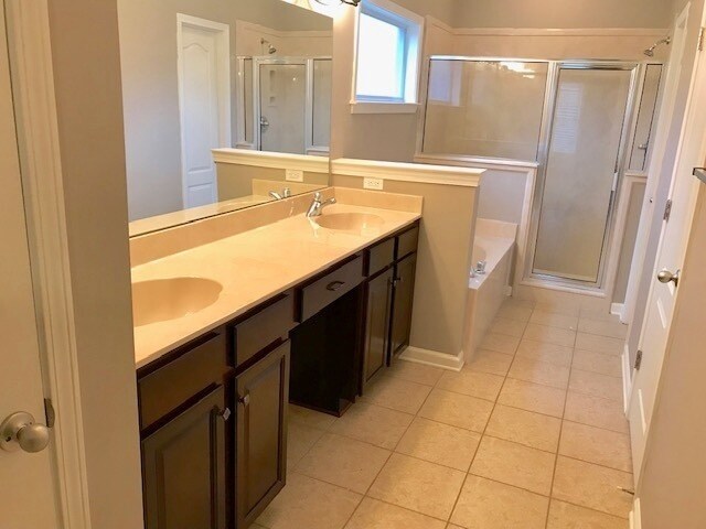 Building Photo - Fantastic Home In A Great Location! Spacio...