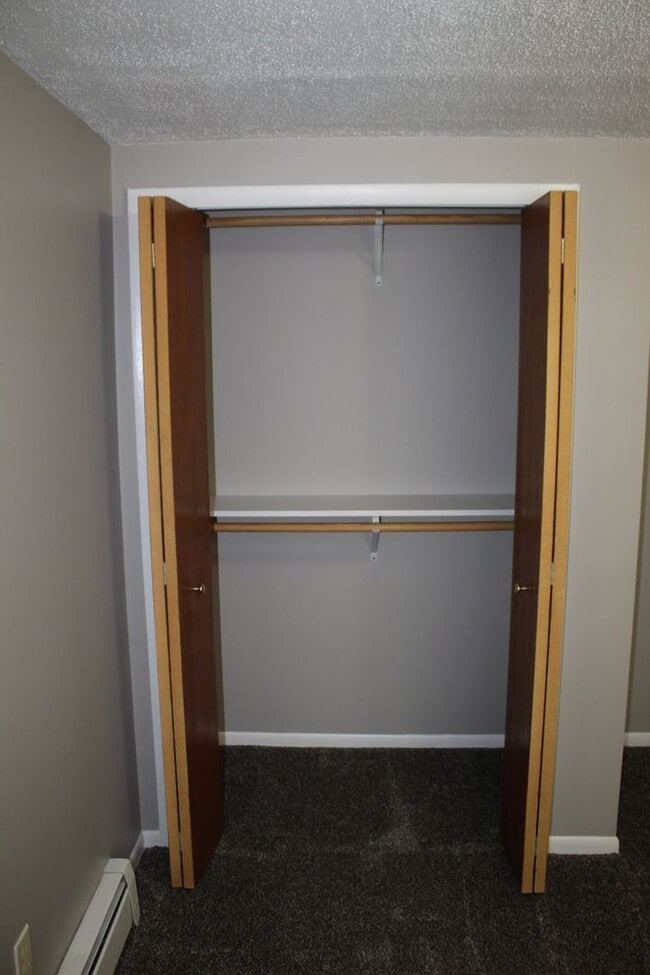Building Photo - Available Now! 2 Bedroom 1 Bath home in Bu...
