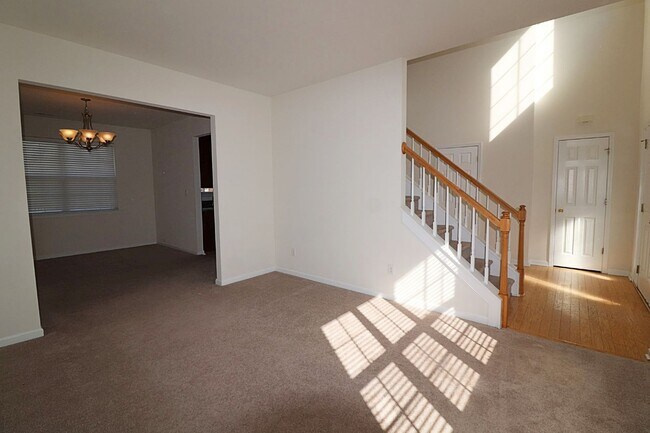 Building Photo - Well maintained 3 bedroom 2.5 bath home ne...