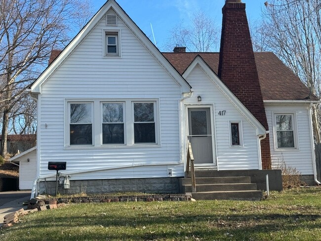 Building Photo - 3 bedroom, 2 bath House with 2 car detached garage