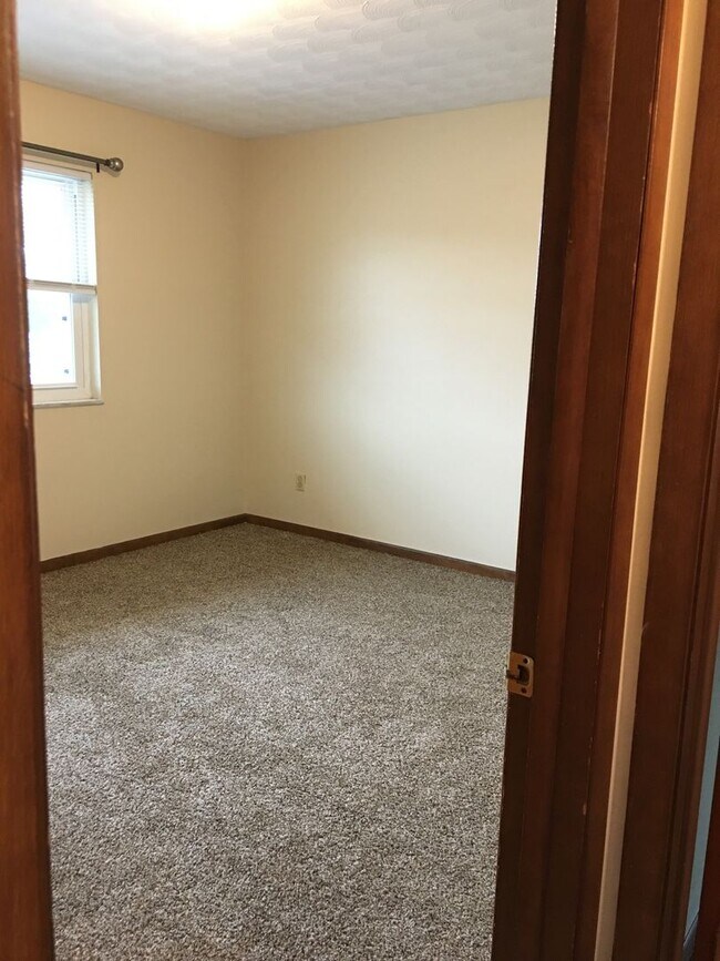 Building Photo - 805 Mitchell Ave