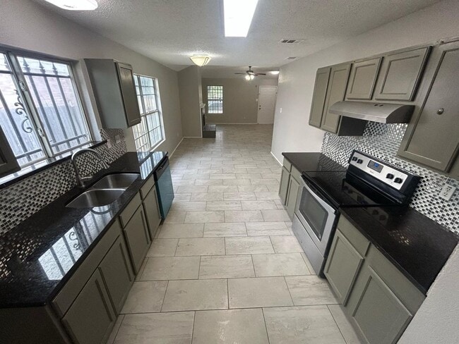 Building Photo - An unbeatable location that offers both convenience and luxury.