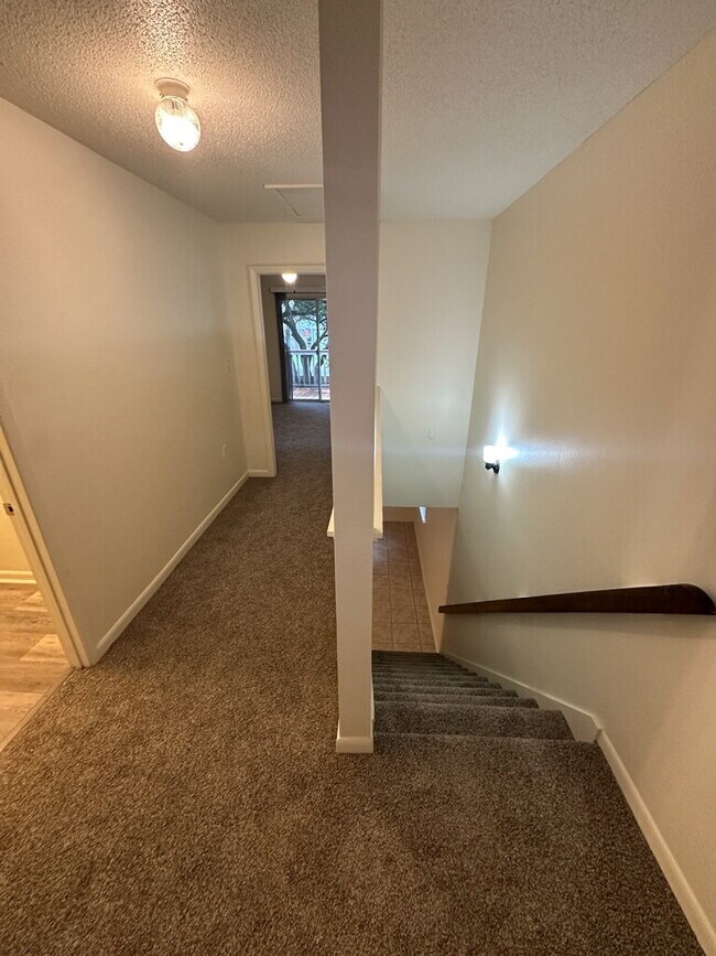 Building Photo - "Charming 2-Bedroom Townhouse in Ft Walton Beach!"