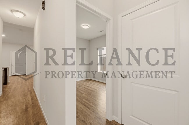 Building Photo - 452 S Longbranch Dr