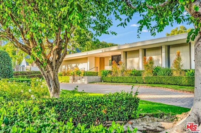 Building Photo - 802 N Crescent Dr