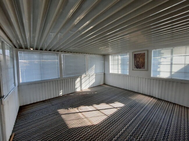 Building Photo - 1st Month Free!! 2 Bedroom/2Bath Mobile home with Arizona Room and Fully Fenced Yard.