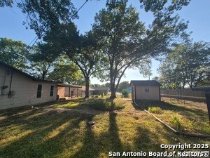 Building Photo - 205 Maple Dr