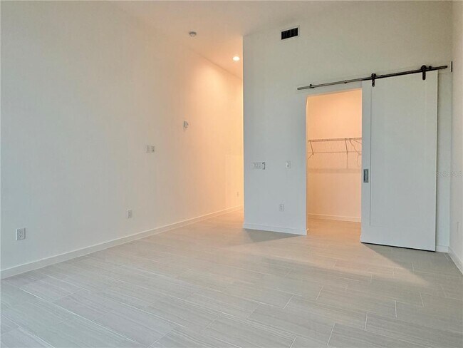 Building Photo - 920 N Osceola Ave