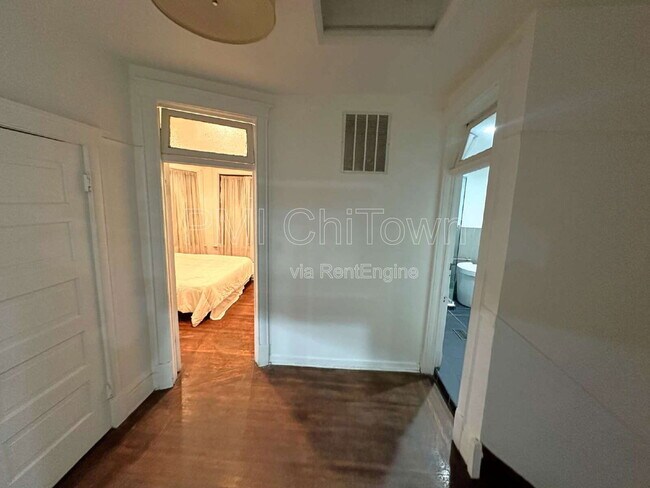 Building Photo - 1114 E 62nd St