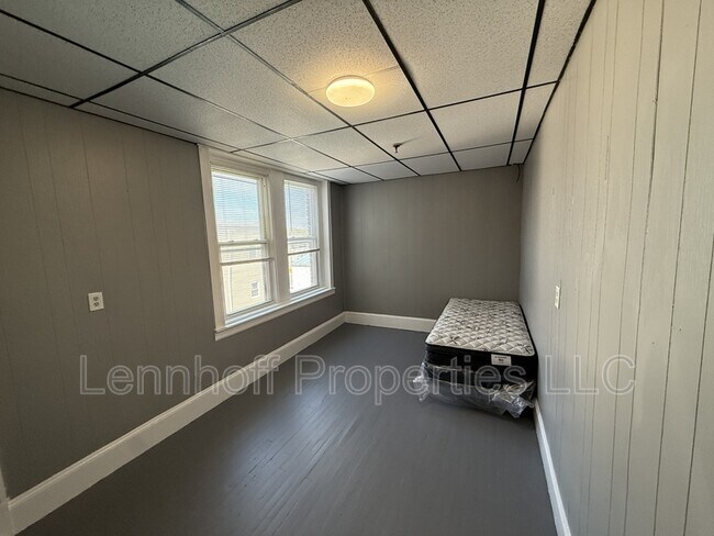 Building Photo - 82-86 South Broadway - 16A
