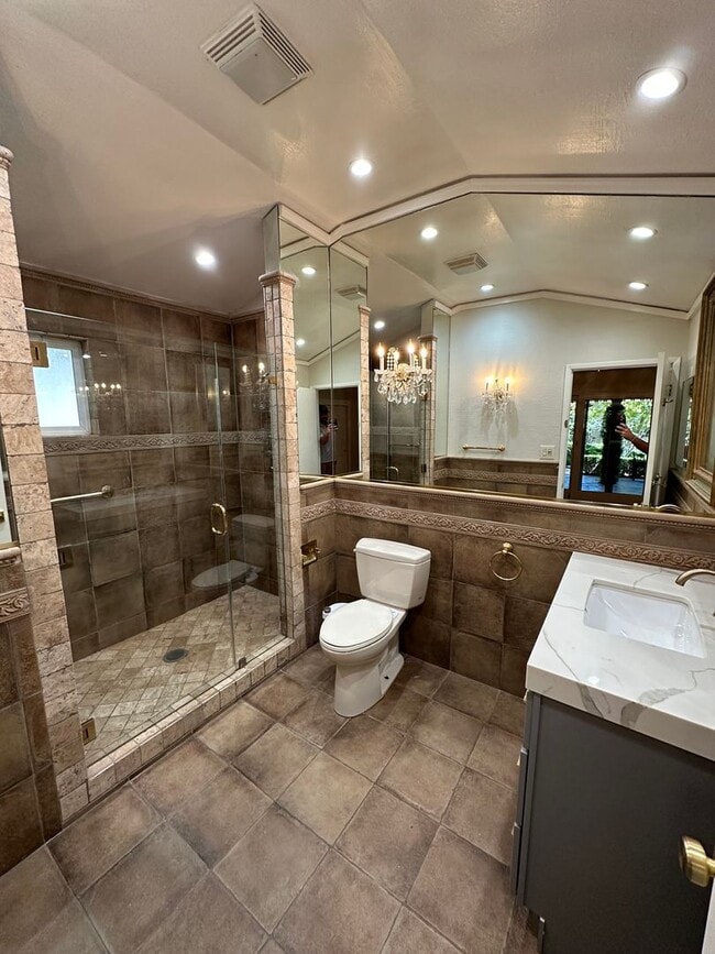 Building Photo - 5 Bed 4 Bath Gated Home In Alamo