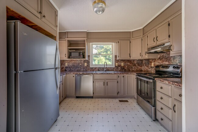 Building Photo - 477 Clement Rd