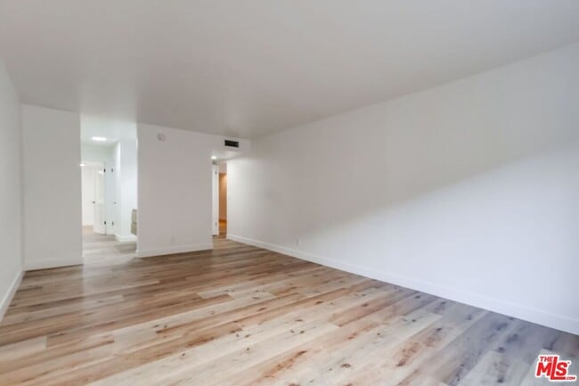 Building Photo - 435 N Oakhurst Dr