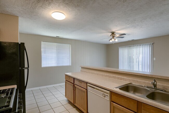 Building Photo - **$500 Move In Credit - SHORT TERM LEASE O...