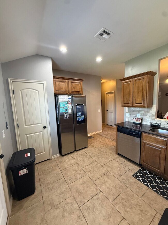 Building Photo - 8041 Waters Edge Way