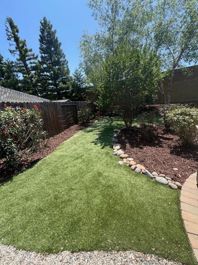 Building Photo - Single Story 3 Bedroom Home in Lincoln Acr...