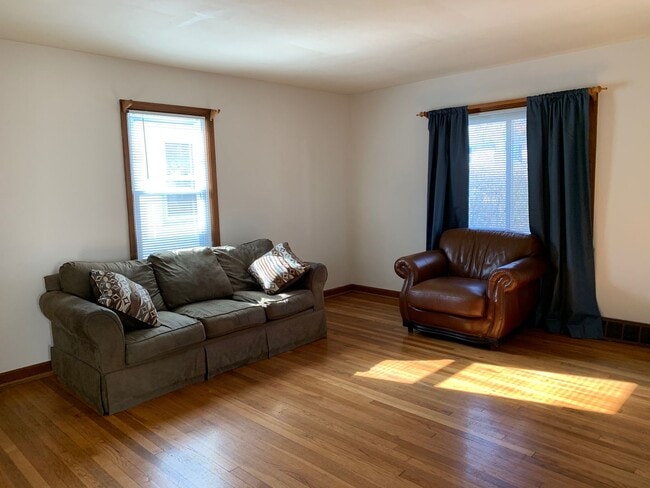 Building Photo - 4-Bed Single Family Home Available Now