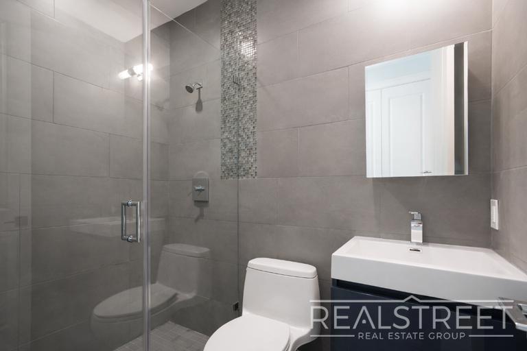 Building Photo - Super Bright 2 BED w LAUNDRY IN-Unit!