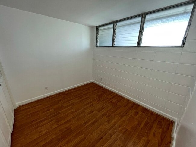 Building Photo - Pool on site! 2 bed 1 bath 1 parking locat...