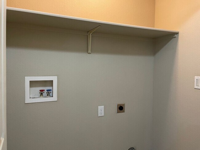 Building Photo - Great 3 Bedoom 2 Bath Home
