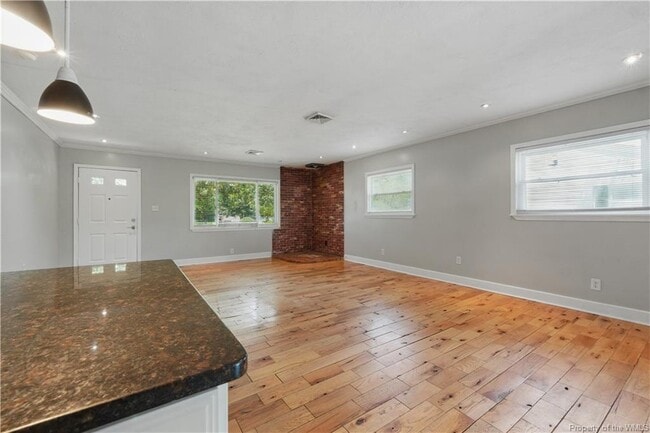 Building Photo - 3127 N Riverside Dr