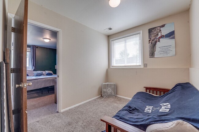 Building Photo - 3 bed, 2 bath Tri-Level in Brown Farm Subdivision