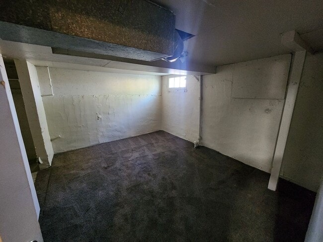 Building Photo - 2 bedroom with lots of space.