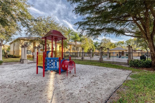 Building Photo - 1700 Crestwood Ct S