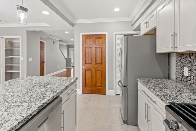 Building Photo - Available Now! 5 Minute Walk From Nats Par...
