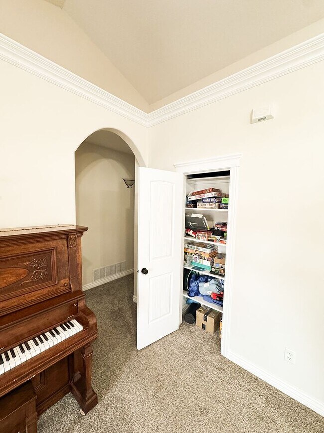 Building Photo - Beautiful Custom Home For Rent In Rexburg!