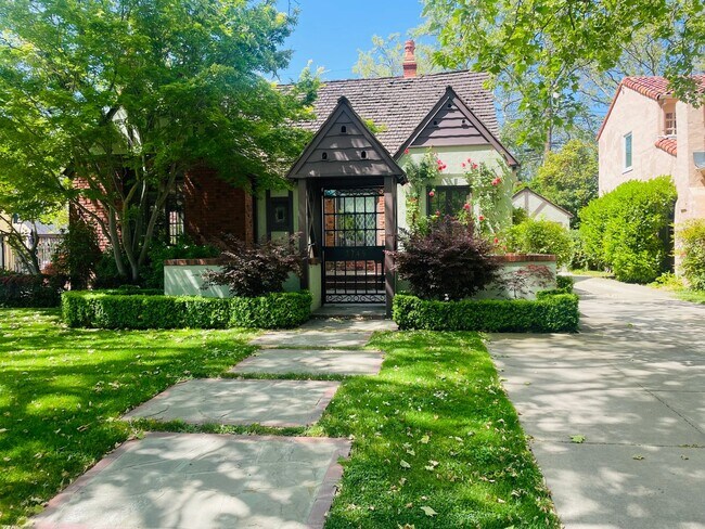 Primary Photo - Gorgeous 3bed/2bath home in East Sac