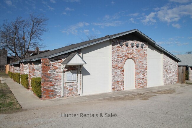 Building Photo - Water paid on this 1 bedroom close to post!