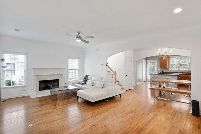 Building Photo - Spacious Grant Park Home