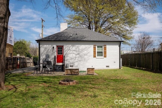 Building Photo - 307 E Peterson Dr