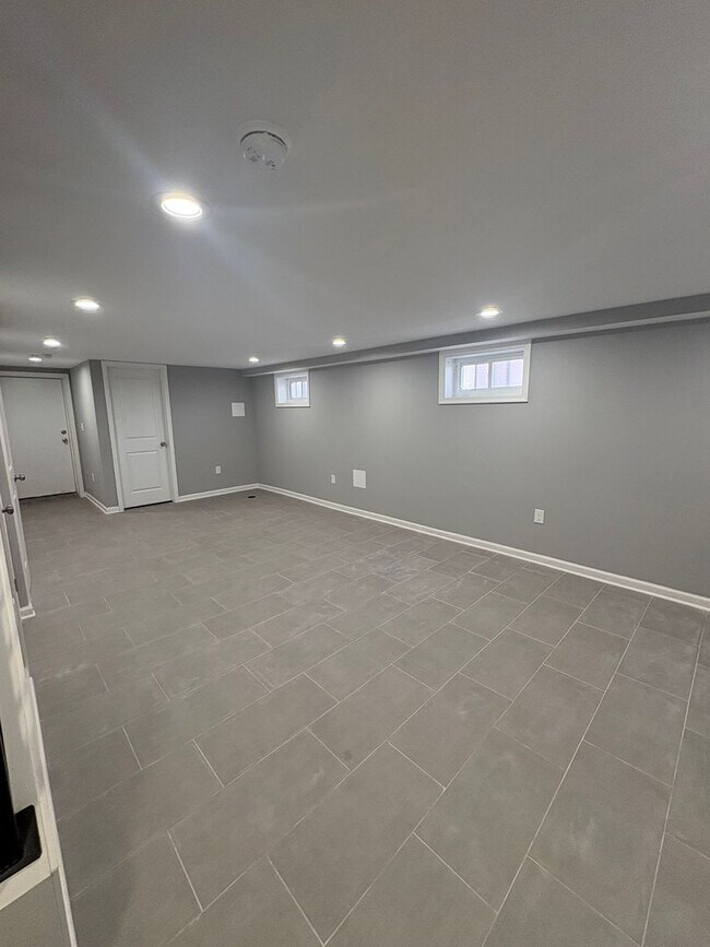 Building Photo - ** 3 BEDROOM TOWNHOME AVAILABLE**