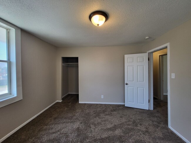 Building Photo - 3 Bedroom, 1 Bathroom Duplex with quick ac...