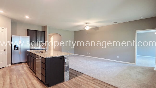 Building Photo - 942 Primrose Dr