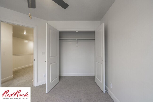 Building Photo - Stunning Spacious 3 Bedroom Unit