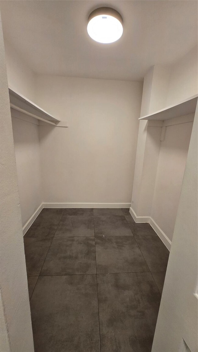 Building Photo - 13390 NE 7th Ave