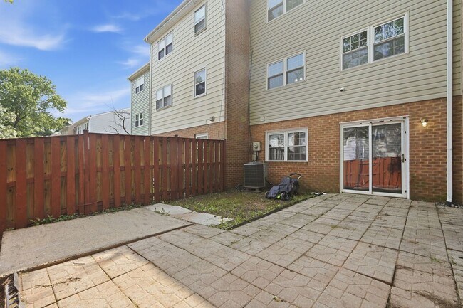 Building Photo - 9178 Laurelwood Ct