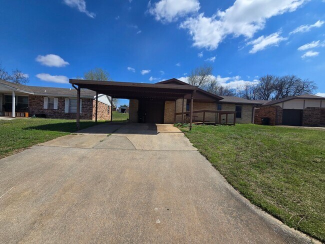 Building Photo - 3 Bed 1.5 Bath in Shawnee!