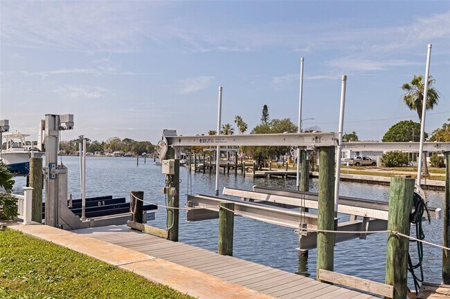 Building Photo - 3931 Pompano Dr SE