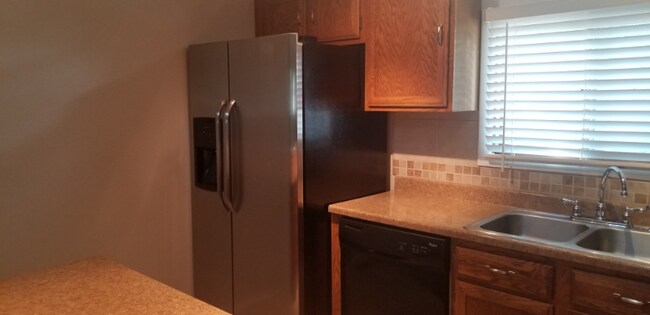 Building Photo - 866 Pebblewood Dr