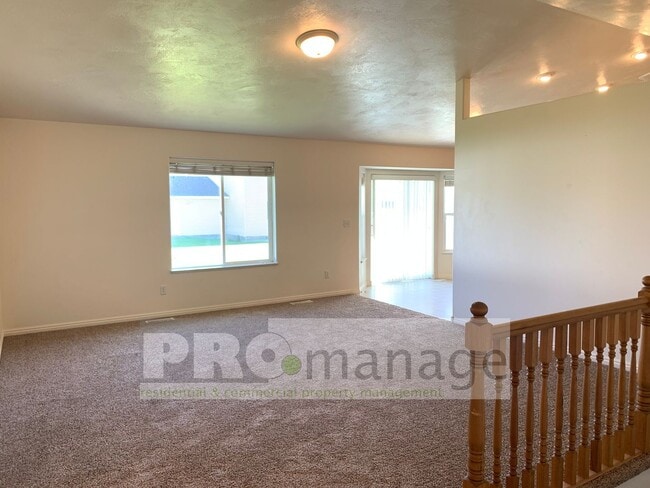 Building Photo - 3 Bed / 2 Bath Townhome w/ 2 Car Garage  - Ammon