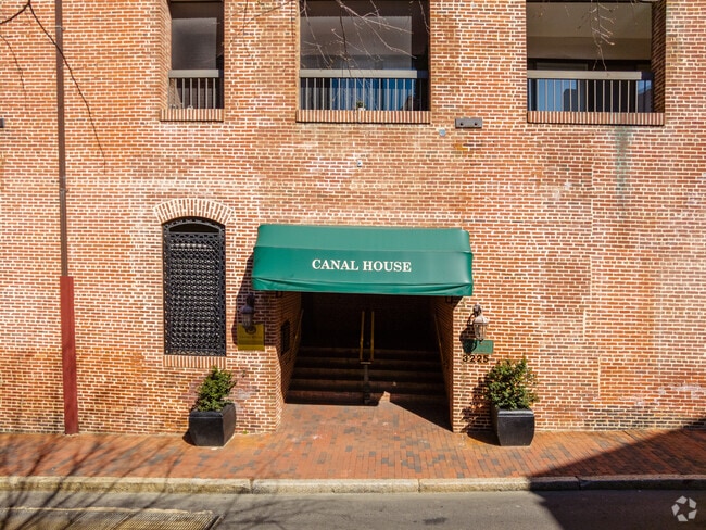 Building Photo - Canal House
