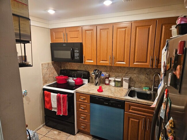 Building Photo - 3710 Inverrary Dr