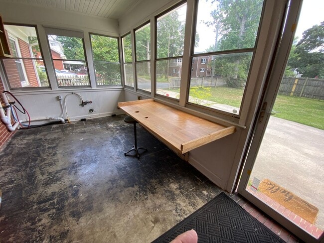 Building Photo - Amazing Brick 3 bedroom 2 bathroom rental ...