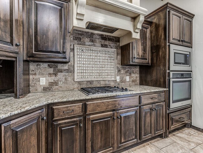 Building Photo - Luxury Rental Home in Edmond Schools + Com...